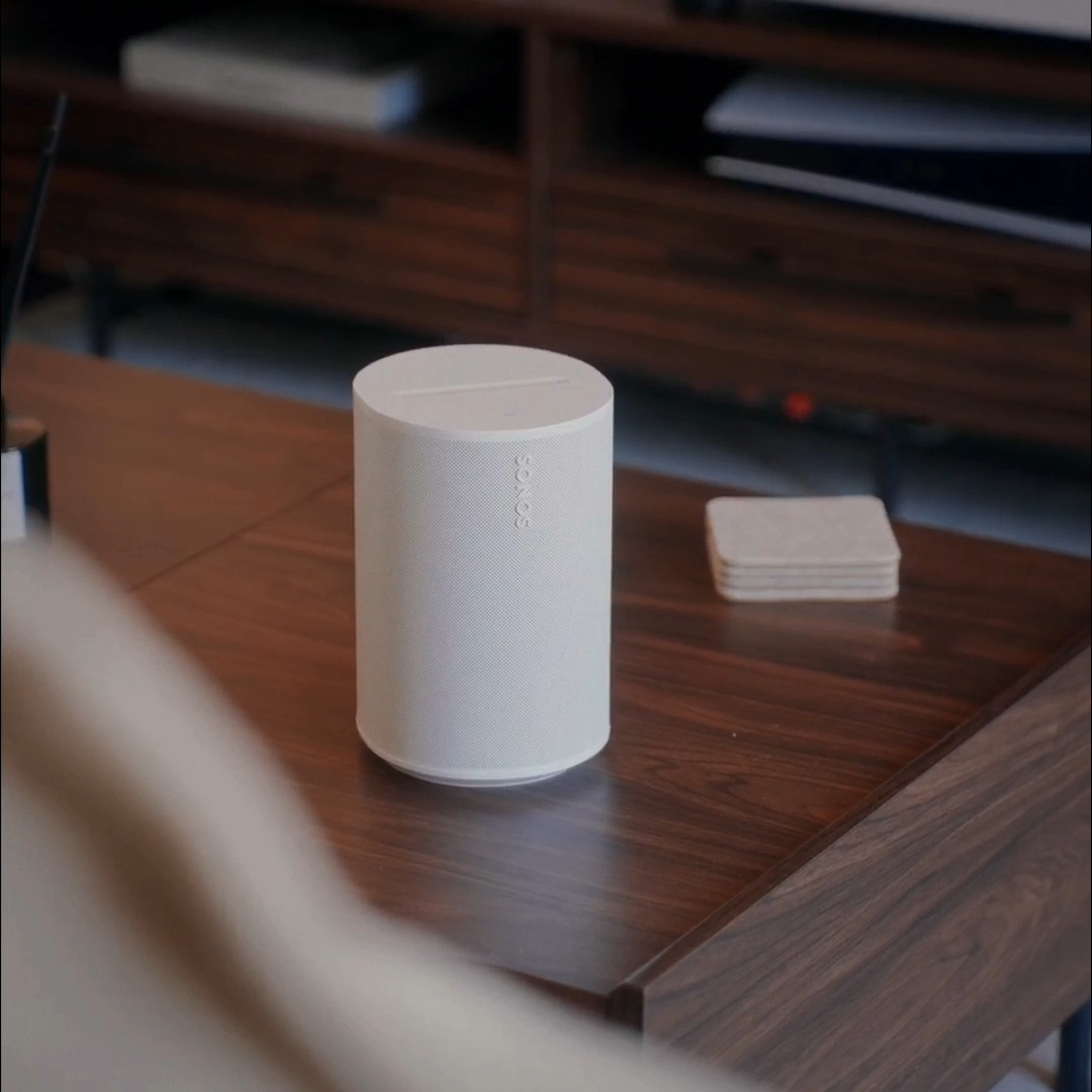 A Sonos speaker on a wooden console receiving a high bit rate stream